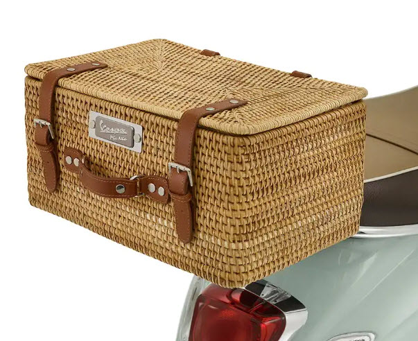 picnic-vespa-rear-wicker-basket