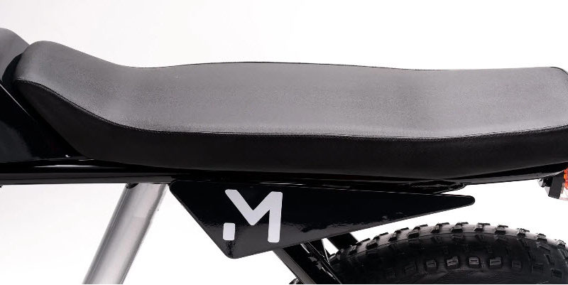 monday-motorbikes-anza-v2-blackcloseup-seat