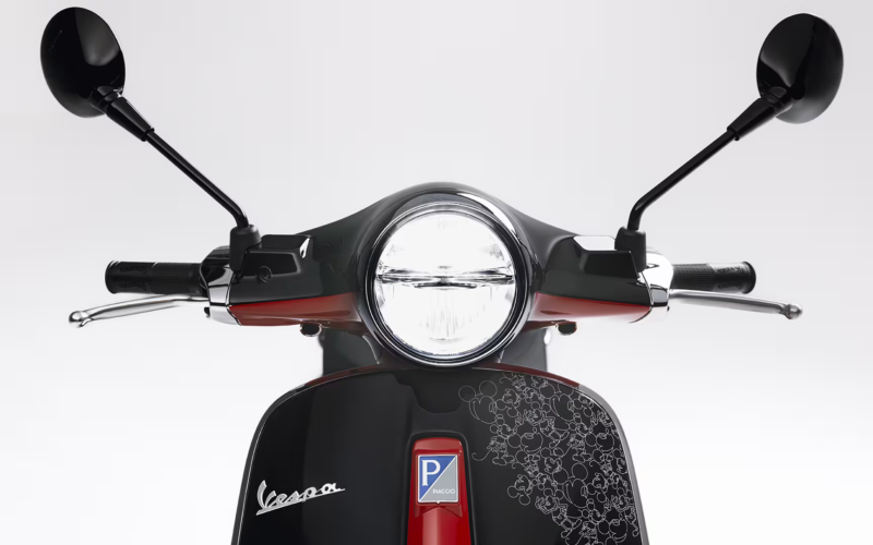 Disney-Mickey-Mouse-Edition-Vespa-primavera-handle-bar