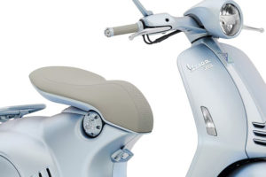 2025-VESPA-946-SNAKE-SEAT