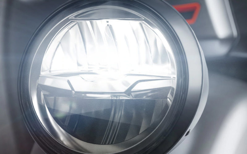 2025-vespa-gtv310-gray-headlight
