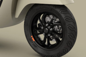 2025-vespa-gtv310-matte-tan-wheel