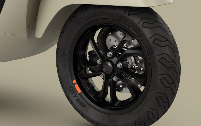 2025-vespa-gtv310-matte-tan-wheel