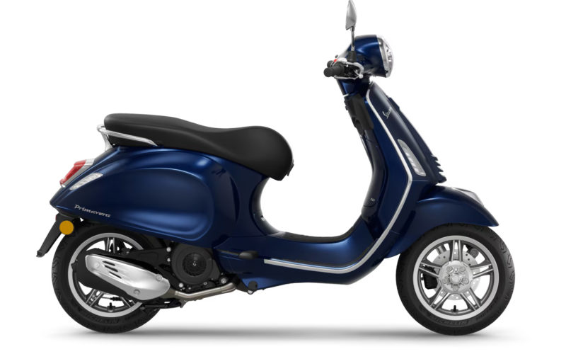 vespa-primavera-150-blu-energico-glossy-blue-side