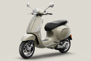 2027-vespa-primavera-150-beige-avvolgente-front-side