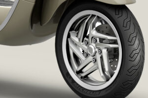 2027-vespa-primavera-150-beige-avvolgente-front-wheel
