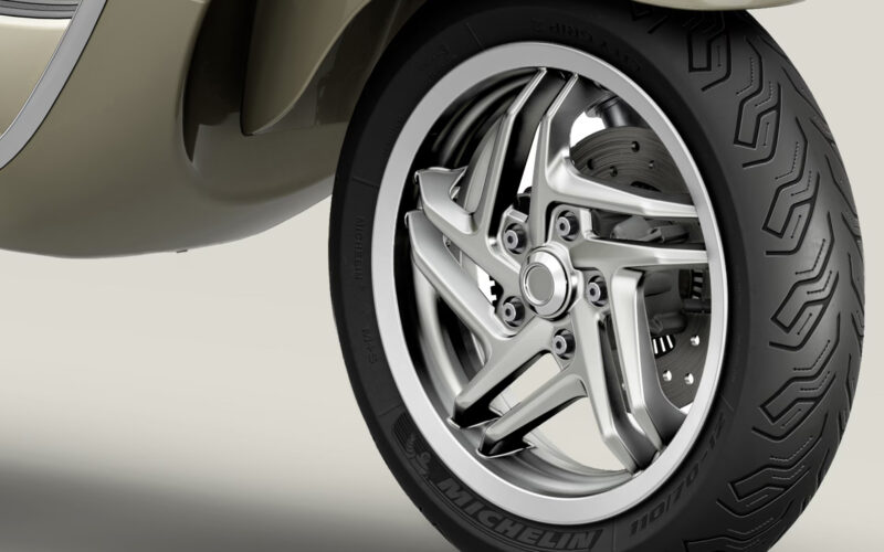 2027-vespa-primavera-150-beige-avvolgente-front-wheel